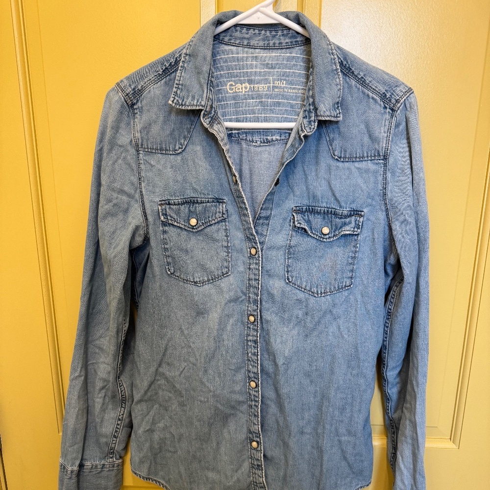 GAP 1969 Chambray Denim Button‑Down Shirt – Size Medium Tall